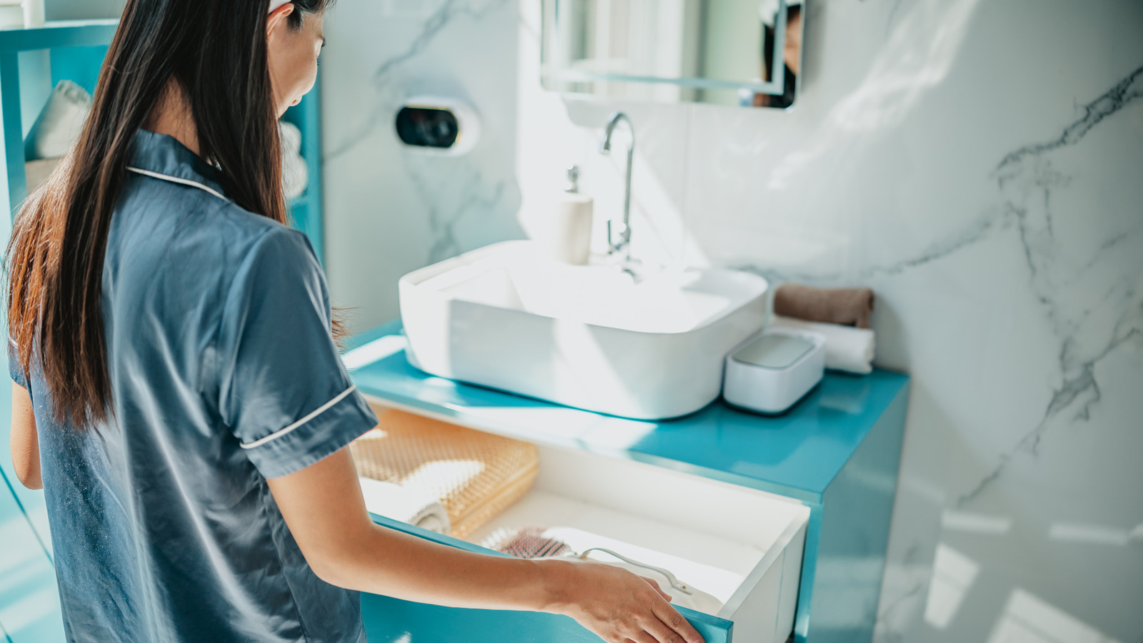 the-hand-towel-trick-that’ll-bring-the-hotel-feel-into-your-bathroom