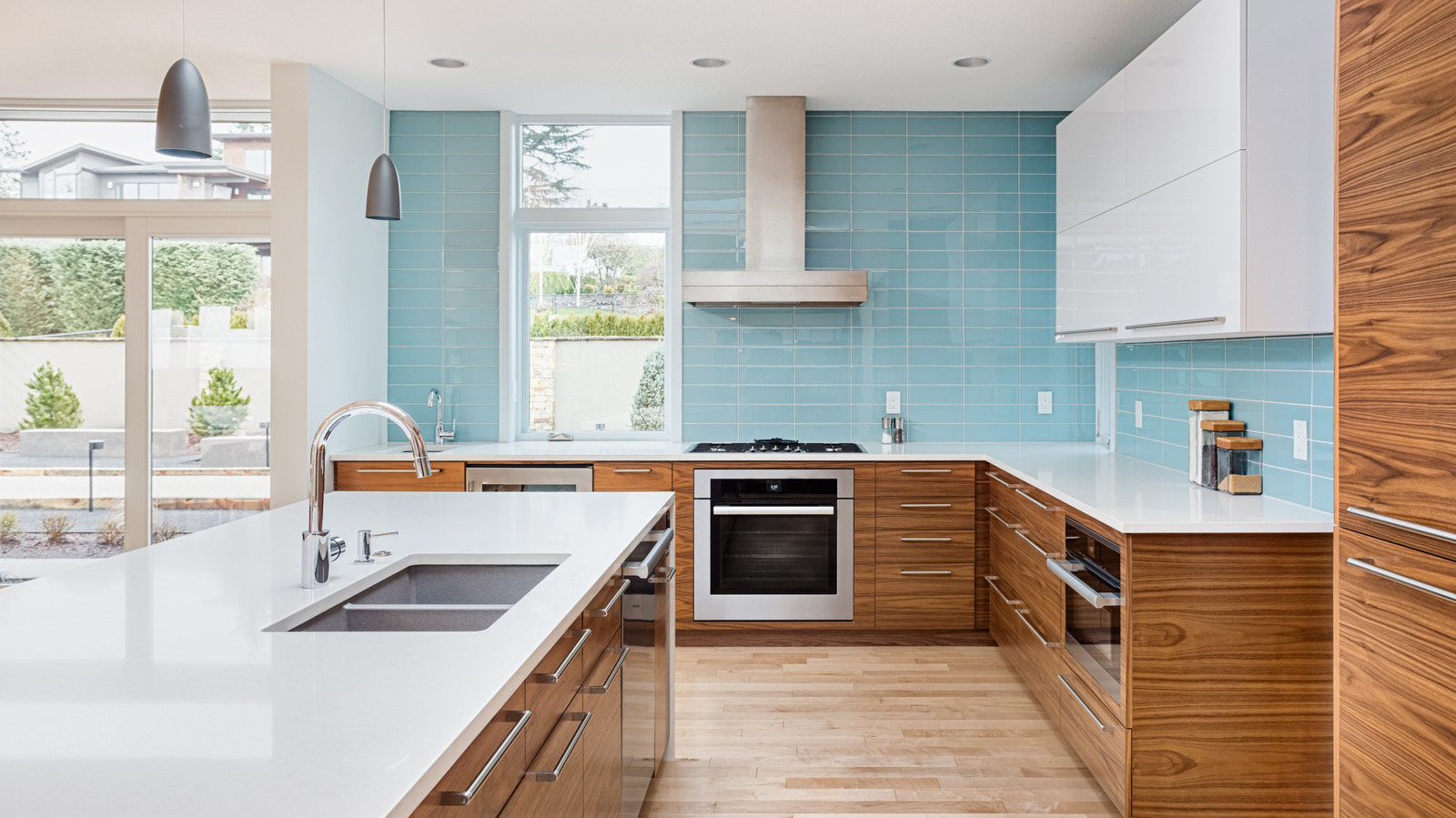 say-goodbye-to-boring-backsplashes-and-try-out-these-creative-alternatives