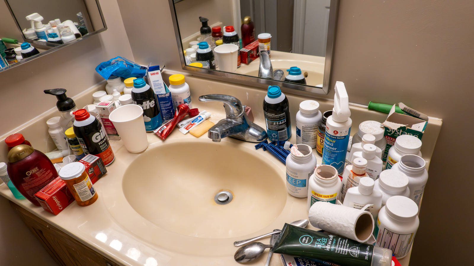 Simple Tricks to Organize Your Bathroom with 9 Clever Baskets