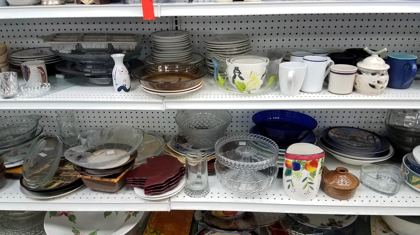 the-stunning-vintage-pottery-brand-you’d-be-lucky-to-find-at-the-thrift-store