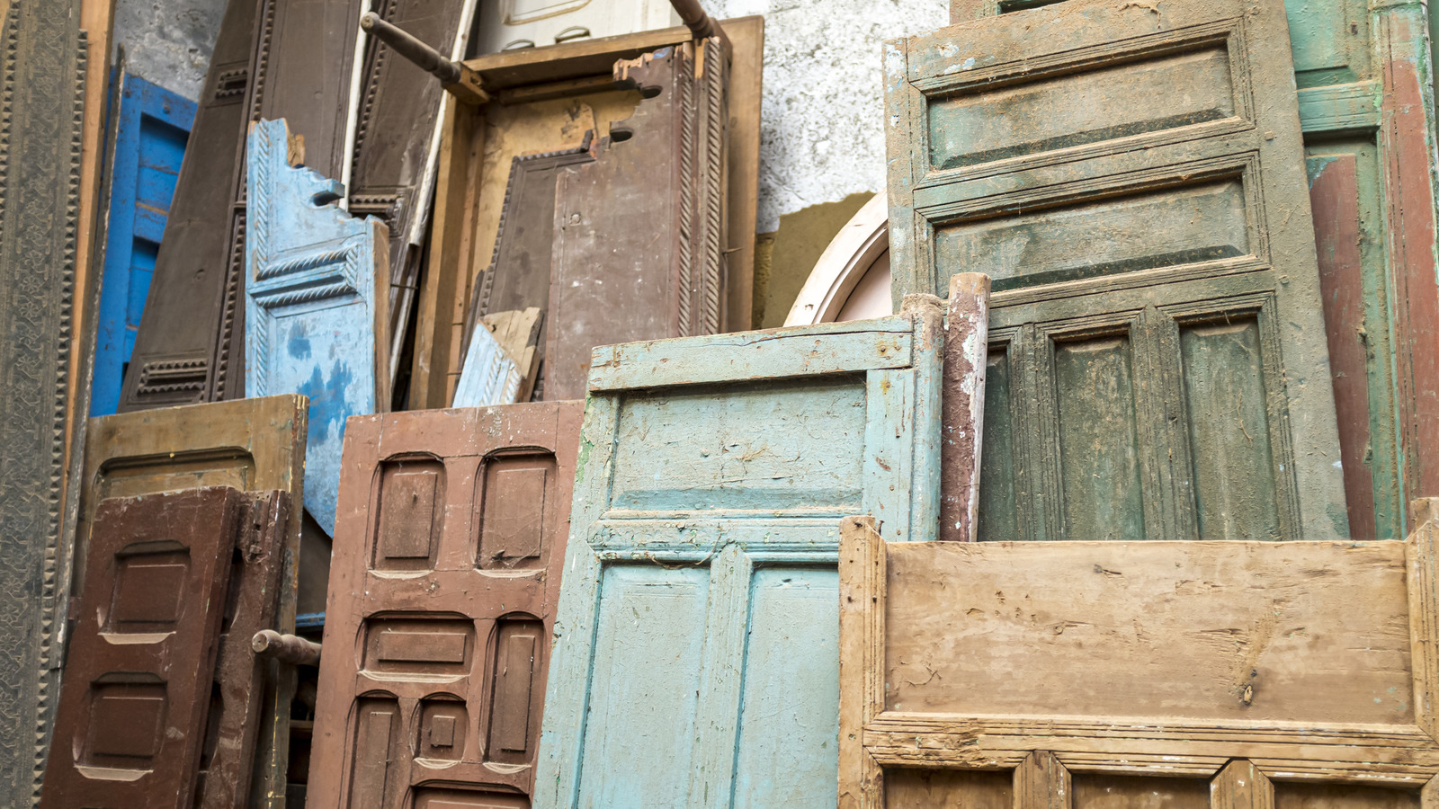 turn-an-old-door-into-a-statement-piece-that-offers-extra-space-to-hang-coats