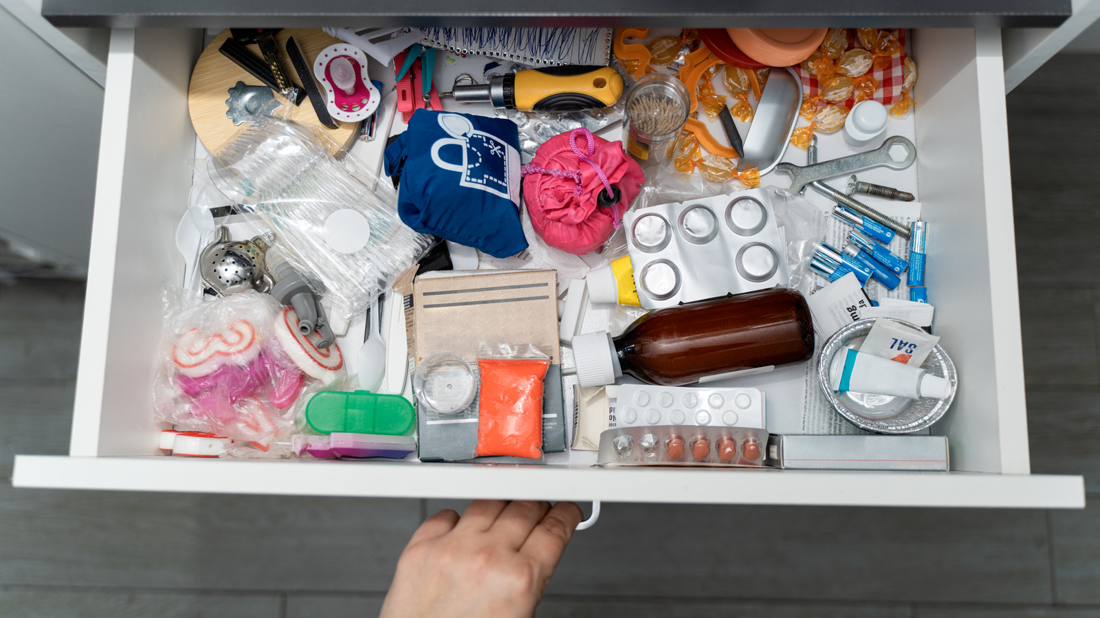 keep-drawers-organized-with-a-shoe-box-diy