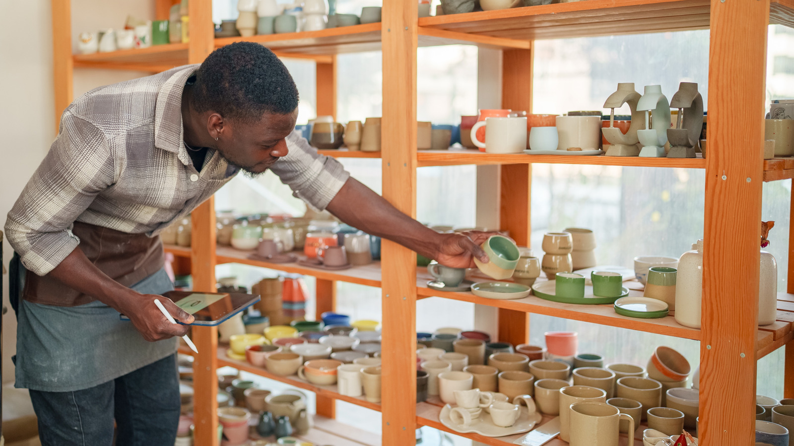the-rare-&-valuable-vintage-pottery-brand-collectors-always-look-for-at-the-thrift-store