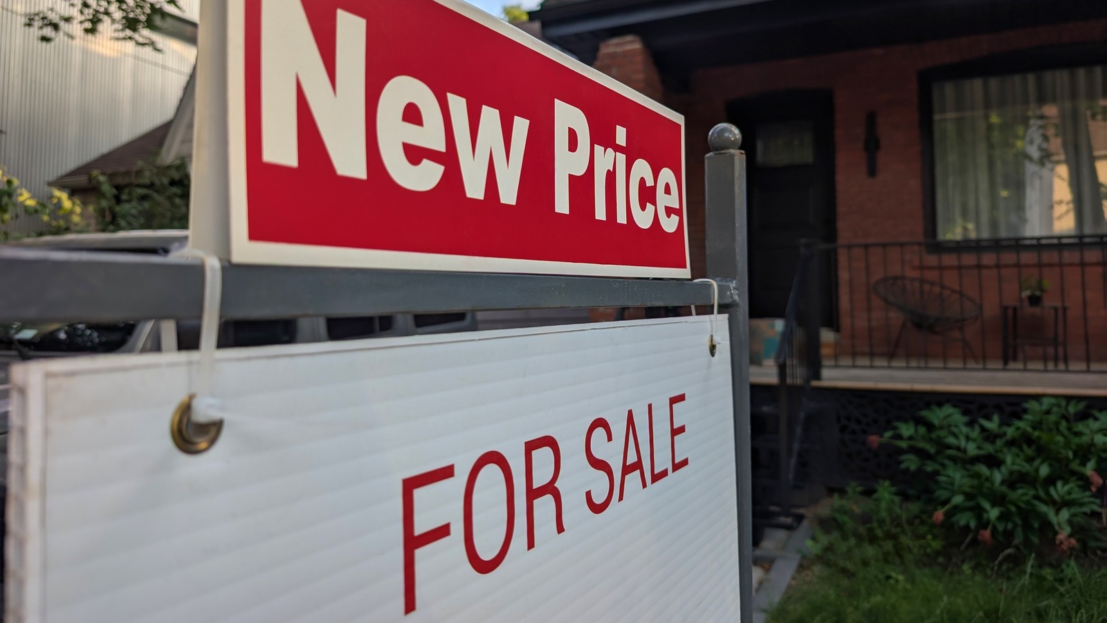 Folks Over Old Trends: 2025 Signs Hurt Resale Price