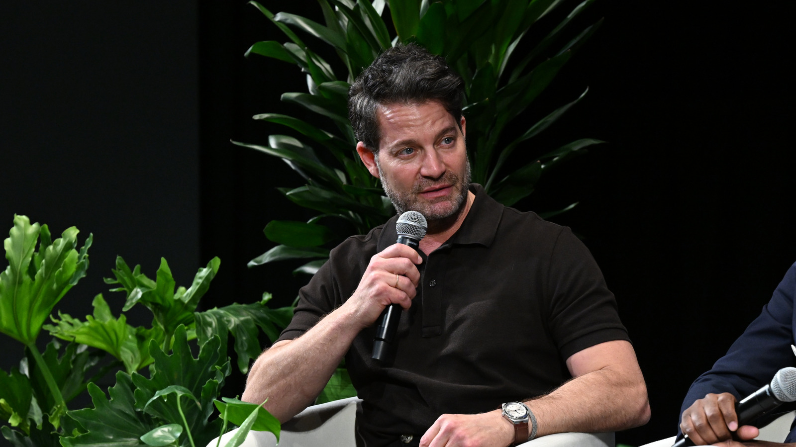 how-hgtv’s-nate-berkus-adds-color-to-a-space-without-being-overwhelming