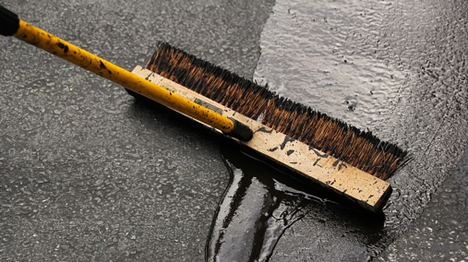 goodbye-boring-concrete:-the-bold-driveway-design-that-looks-so-dazzling