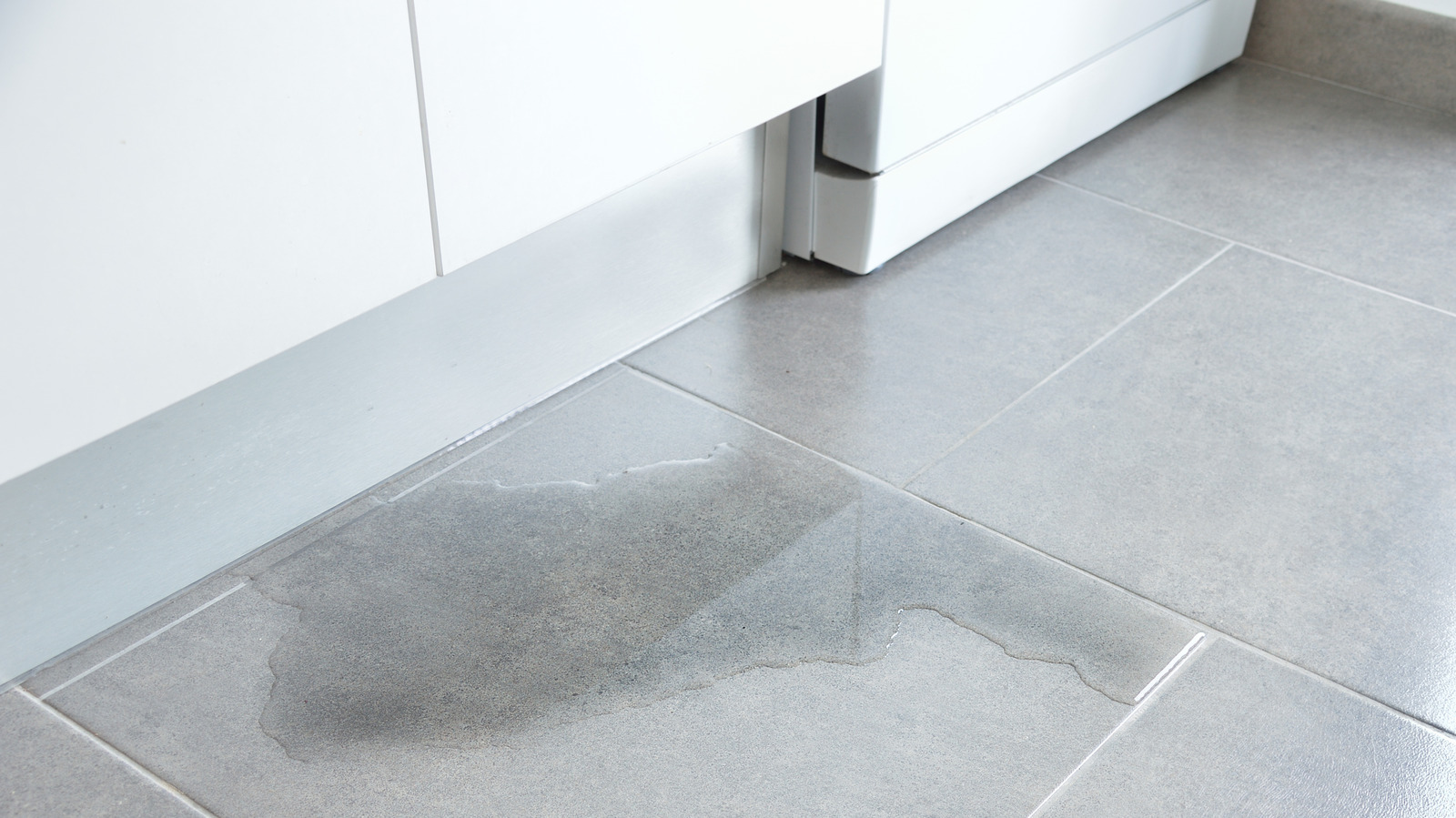 this-mom’s-paper-towel-hack-for-dealing-with-messy-kitchen-floors-may-be-what-you-need