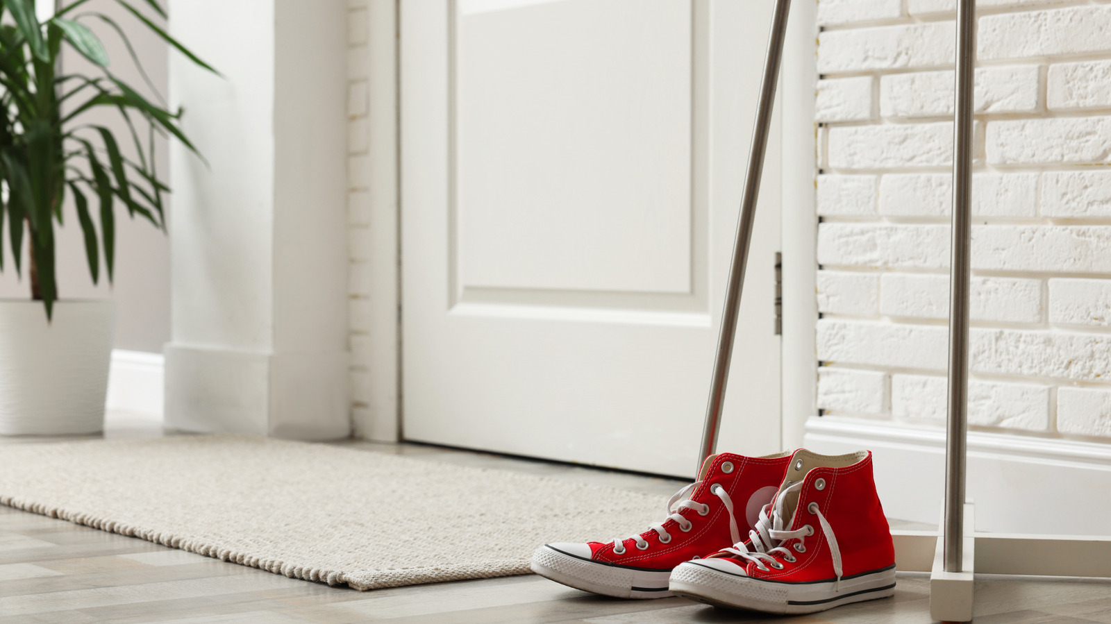 Create an Inviting Entryway: Practical and Beautiful Design Tips