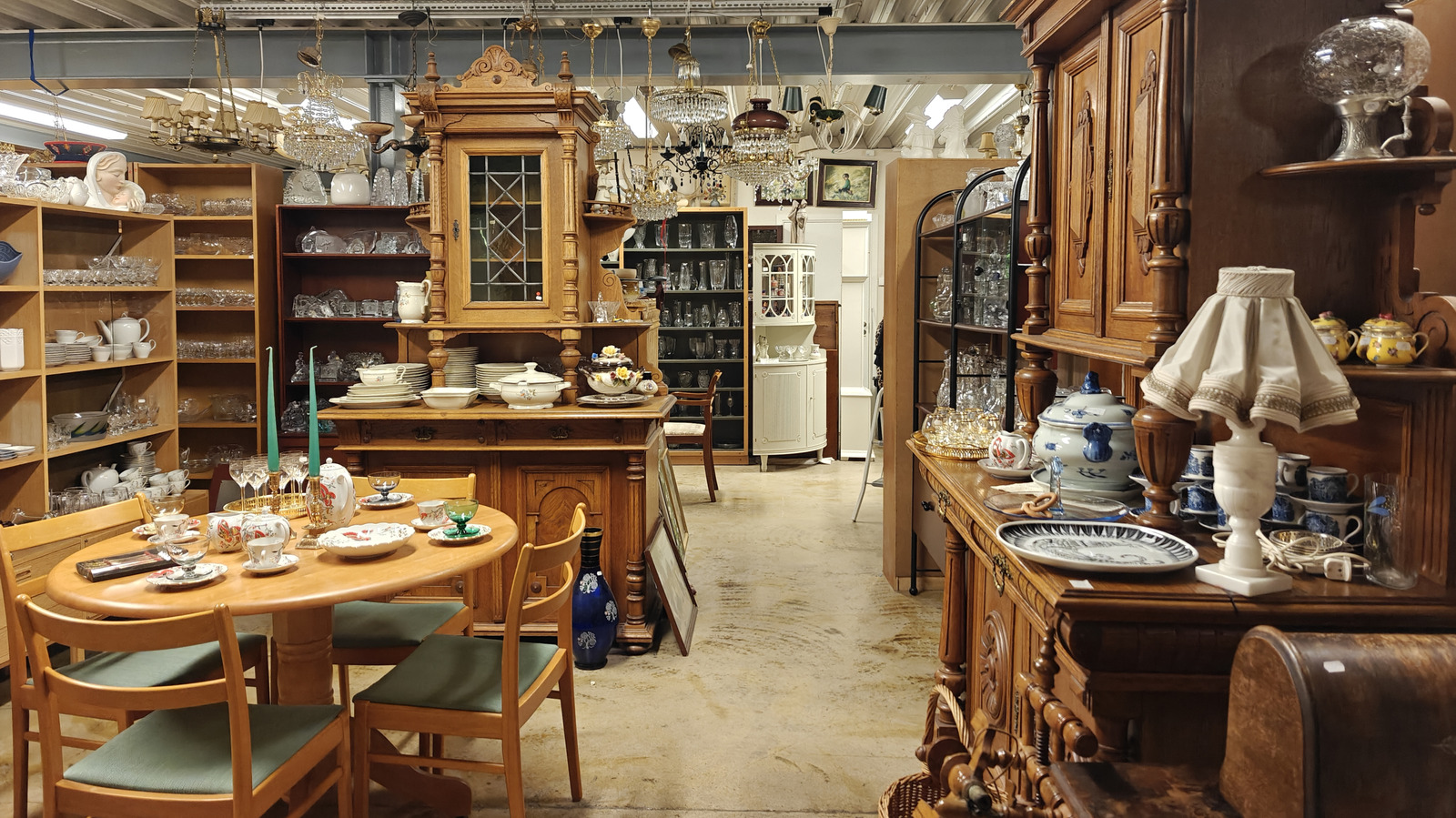 Vintage Gem: The Thrift Store Find That Keeps Your Bathroom Tidy