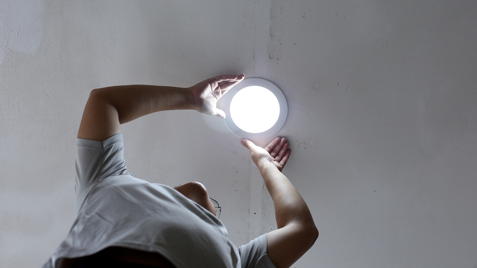 the-harbor-freight-gadget-that-will-upgrade-your-garage-lighting