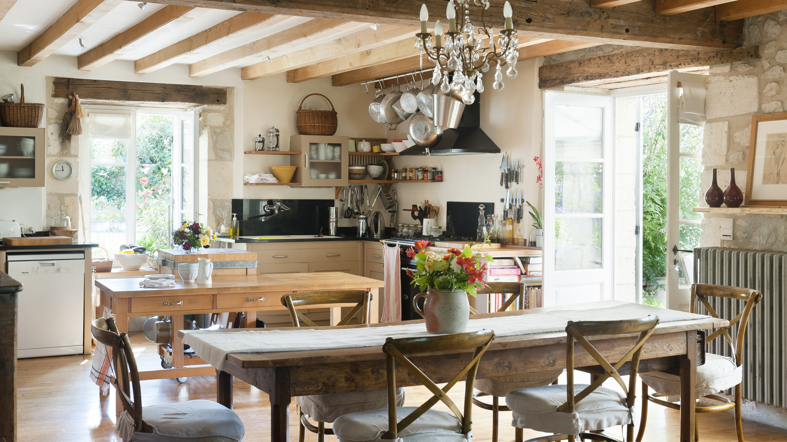 thrifter-shares-how-to-decorate-your-kitchen-with-vintage-thrift-store-finds