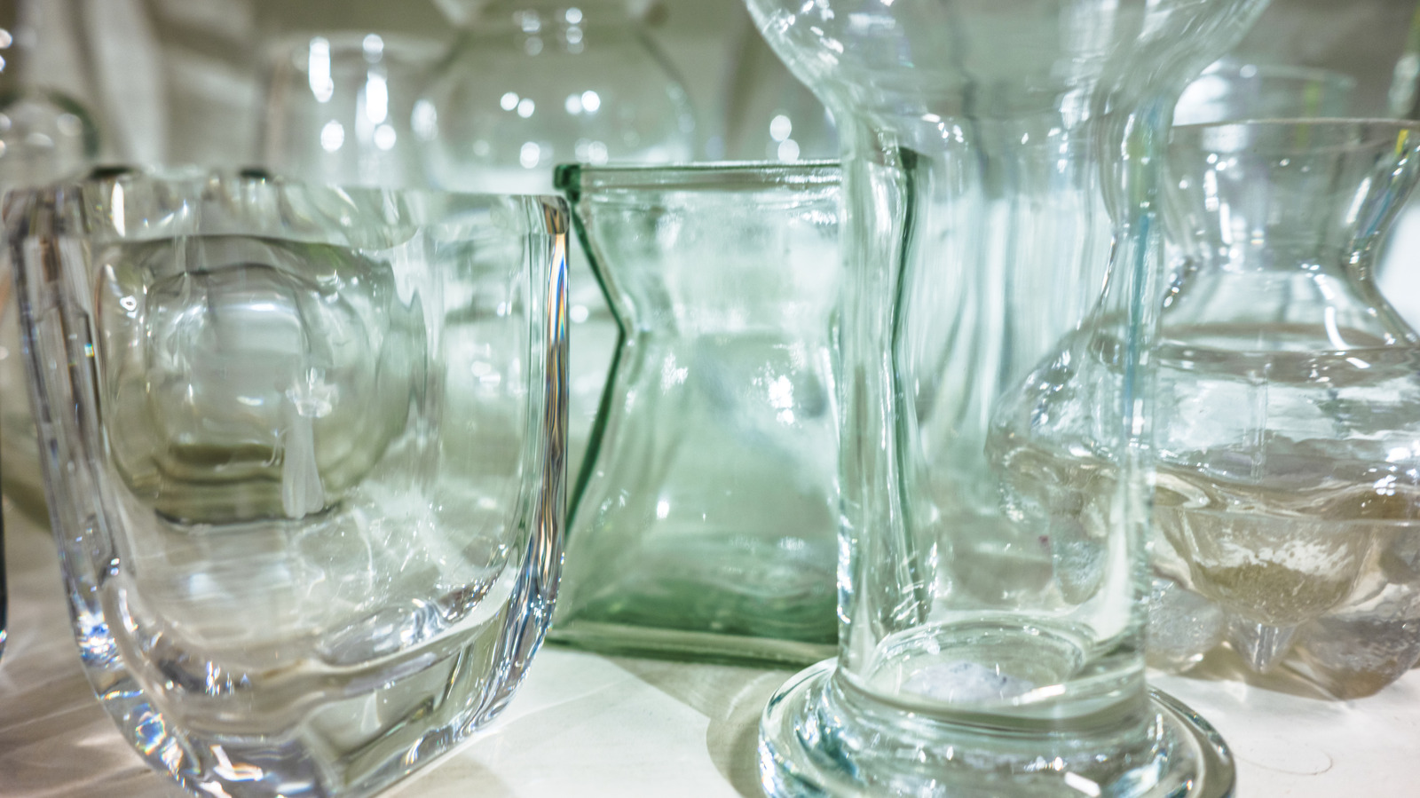 get-the-crushed-glass-vase-look-on-a-budget-with-this-creative-diy