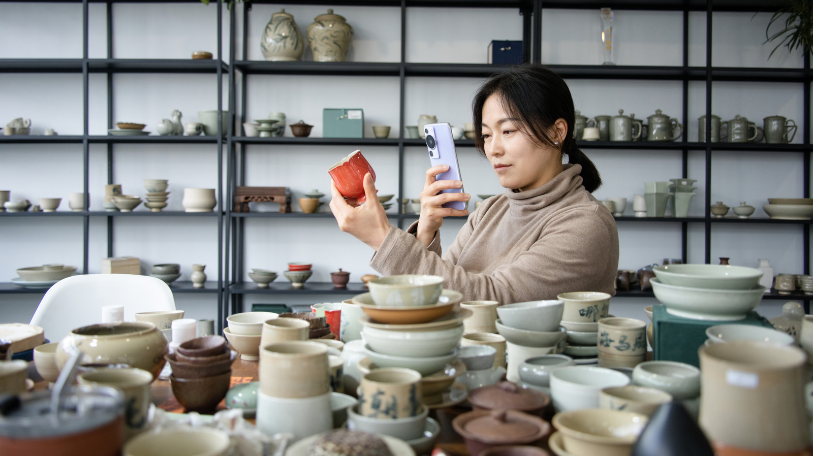the-valuable-pottery-brand-you-should-be-looking-for-at-the-thrift-store