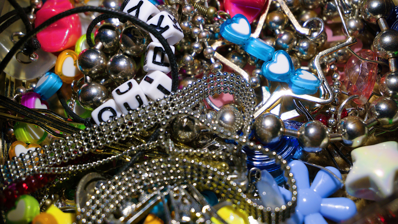 turn-a-dollar-tree-splatter-screen-into-a-chic-way-to-keep-jewelry-organized
