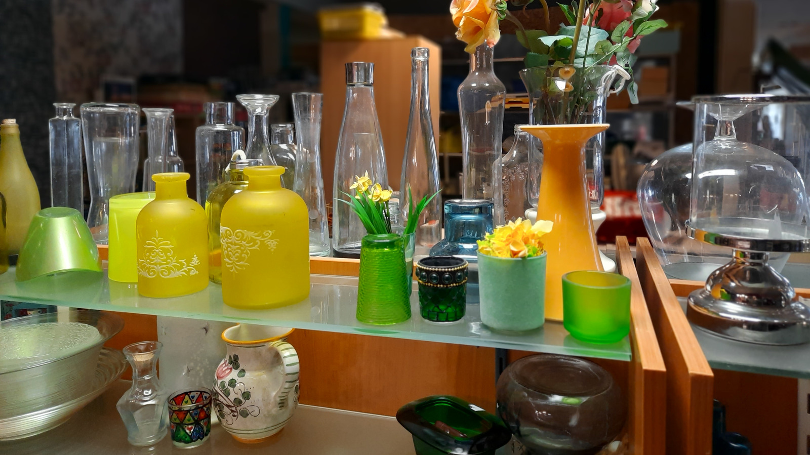 the-valuable-vintage-vase-to-hunt-for-at-the-thrift-store-(it-has-so-many-colors-&-styles)