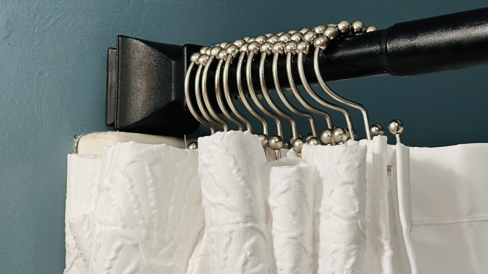 you-don’t-need-a-remodel-to-upgrade-your-bathroom.-try-this-curtain-tip