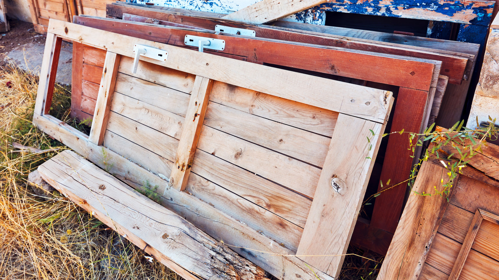 8-unique-ways-to-turn-an-old-door-into-a-storage-shelf