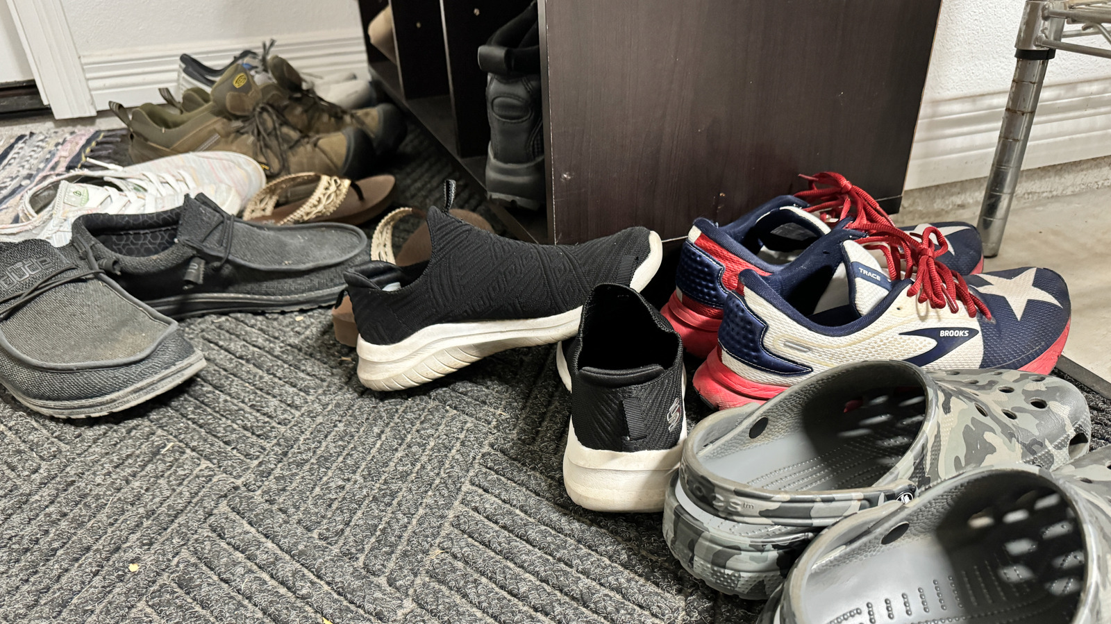 turn-scrap-concrete-blocks-and-wood-into-a-simple-shoe-rack