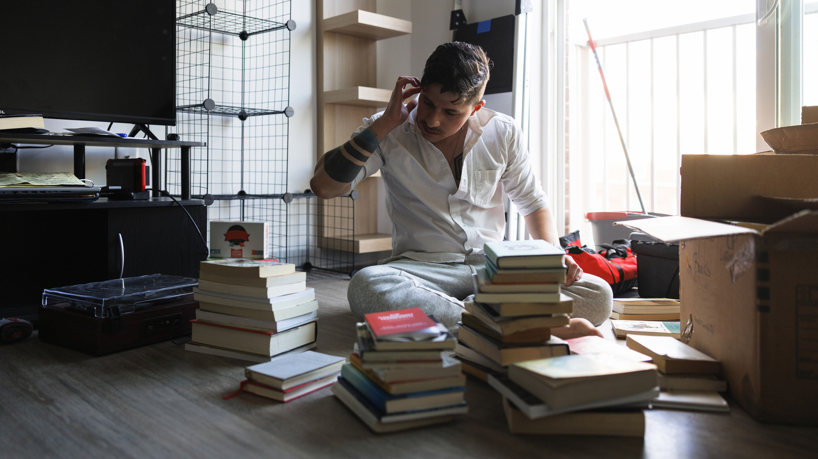 don’t-let-your-old-books-collect-dust,-use-them-for-this-diy-decor-idea