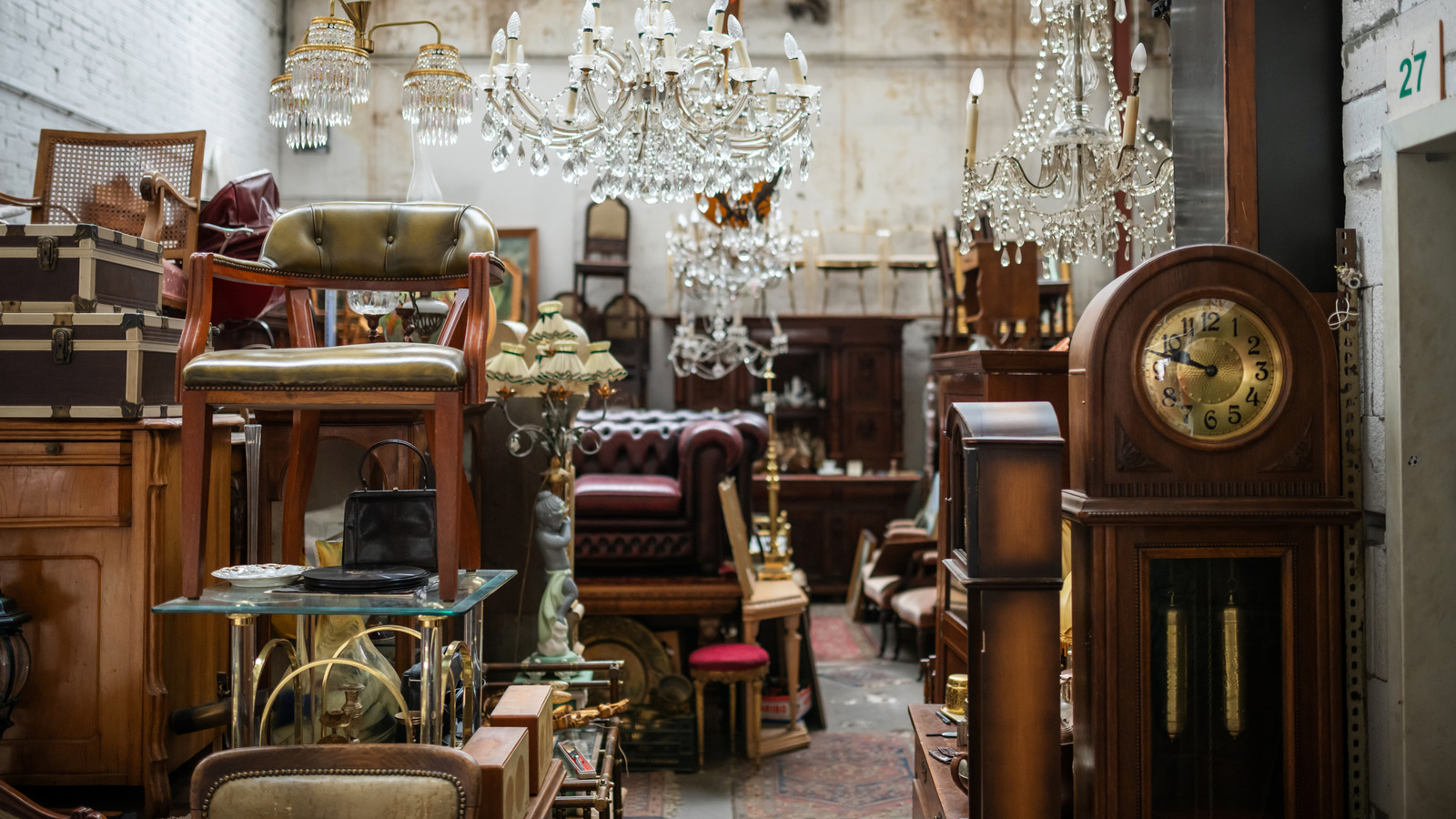 the-valuable-chairs-to-hunt-for-at-the-thrift-store-for-a-dining-room-with-a-retro-touch