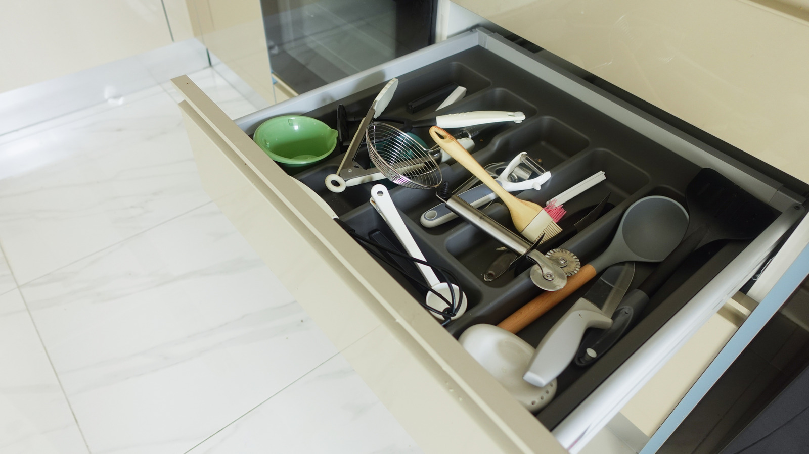 get-rid-of-cabinet-and-drawer-clutter-with-a-diy-measuring-cup-solution