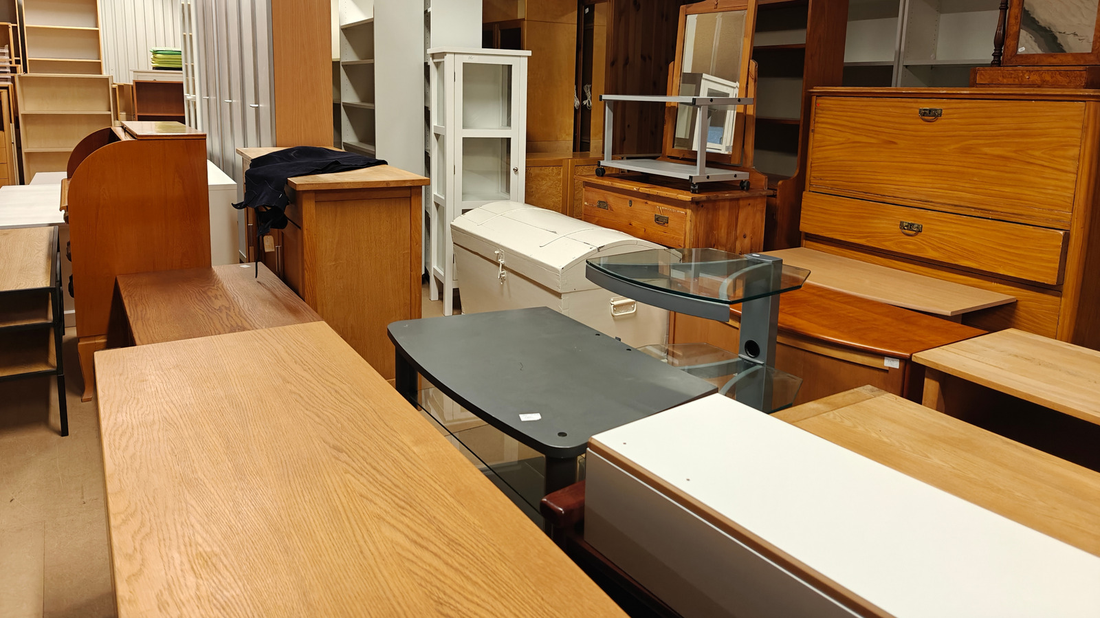 the-vintage-wood-furniture-brand-to-check-for-at-the-thrift-store-(there’s-so-many-options)