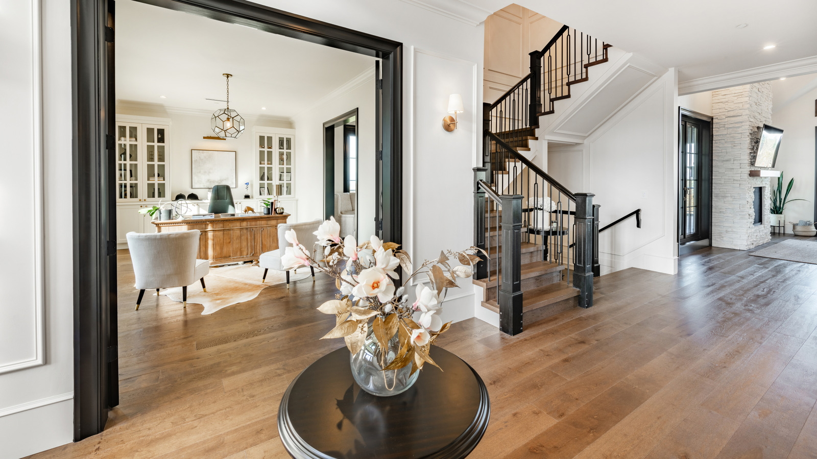 the-cozy-antique-furniture-that’s-emerging-as-a-hallway-trend