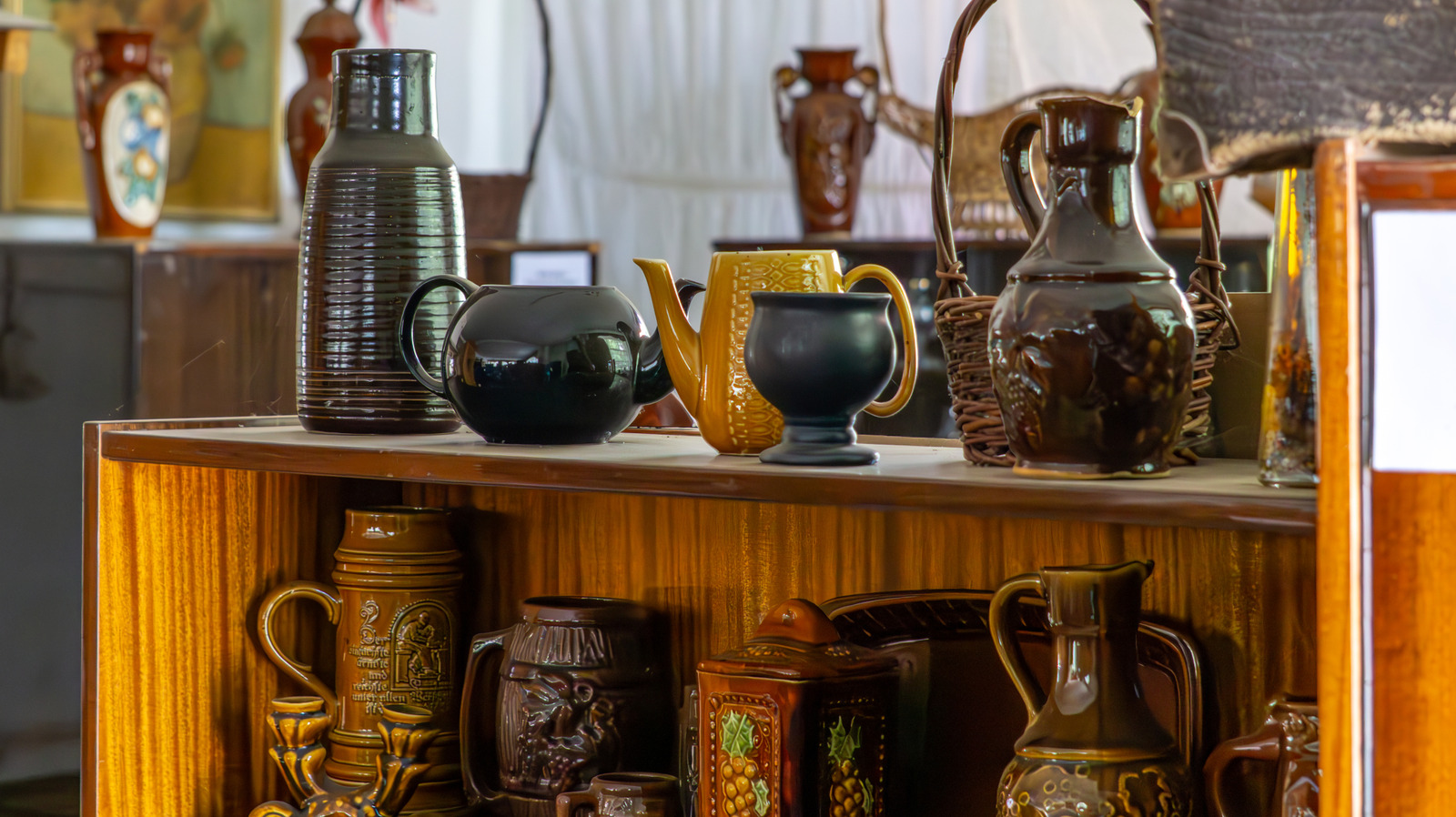 11 Old Pottery Brands To Watch For At The Thrift Shop
