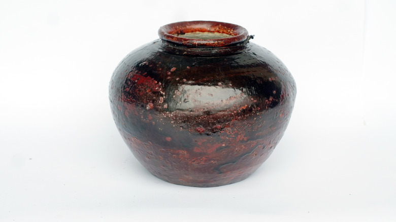 Vintage pot with evidence of throwing rings