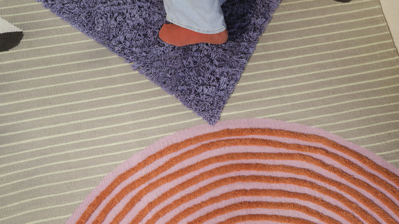 OMMJÄNGE rug on the floor