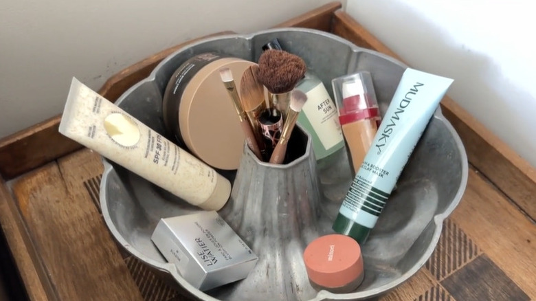 a Bundt pan is used to organize makeup