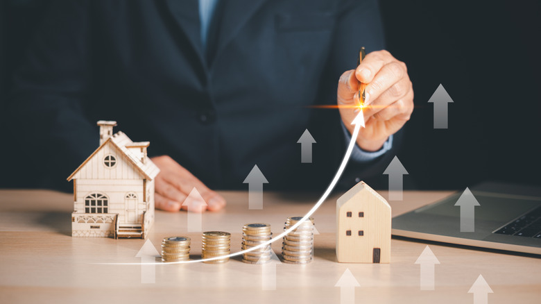House figurine and a superimposed growth arrow