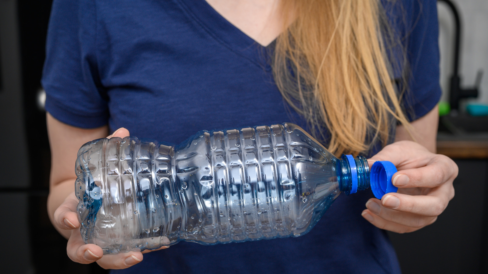 straight-out-of-the-’70s:-use-a-plastic-bottle-to-make-a-shimmering-curtain