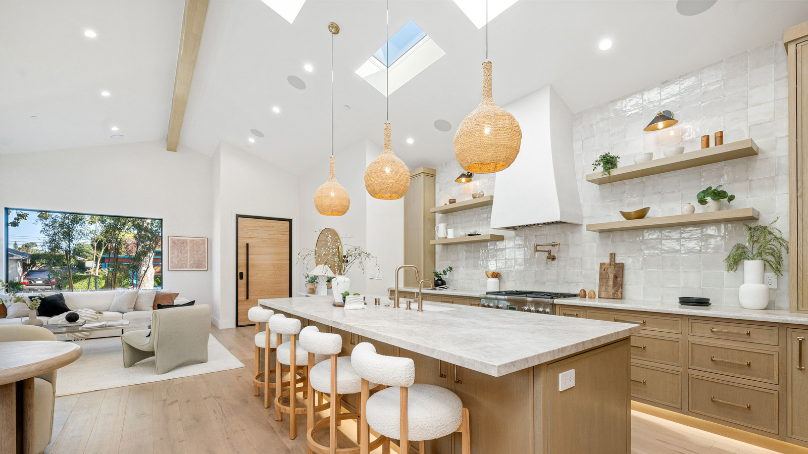 16-features-&-designs-that-make-your-kitchen-look-high-end,-according-to-designers