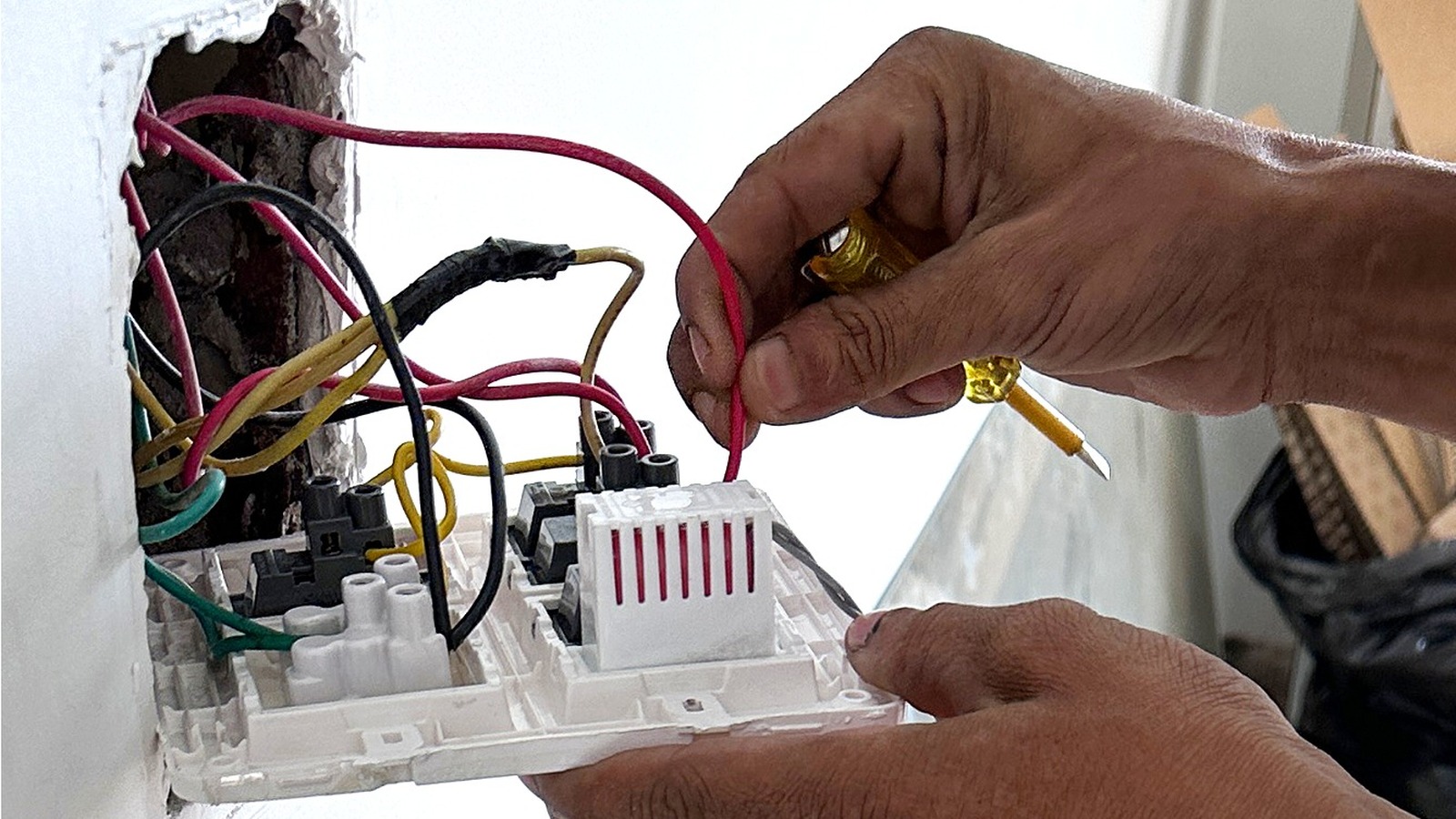 what-the-red-color-means-on-electrical-wires-in-your-home
