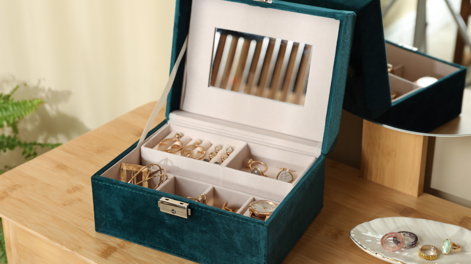 Your Grandma Had These: Old Trinkets Are Cool Room Decorations Now