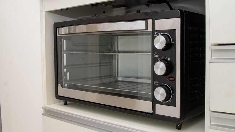 A toaster oven integrated into a niche between cabinets
