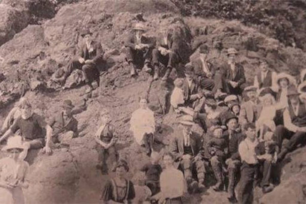 1917 Canadian photo of a 'surfer man' in shorts has viewers claiming time travel is real