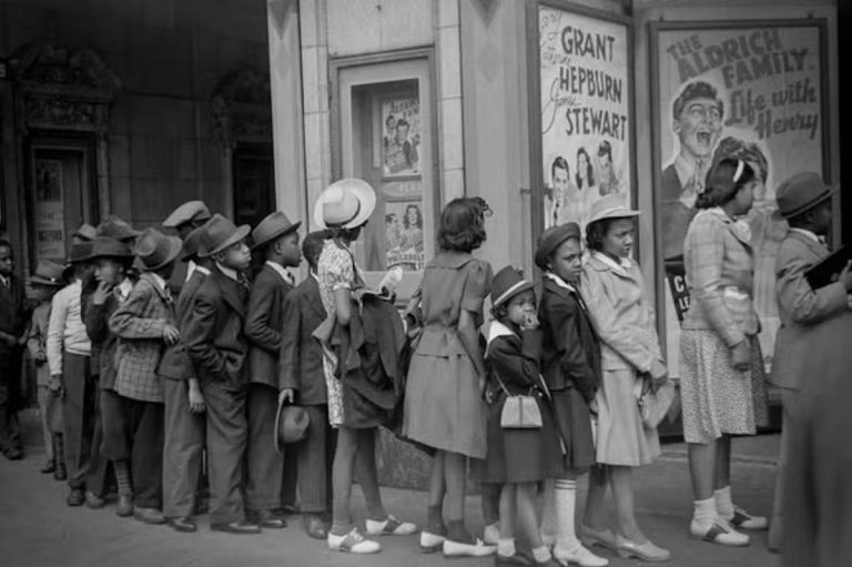 Online users claim 1941 Chicago movie line photo shows time traveling boy holding an iPad